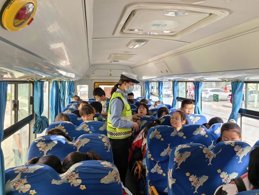 安塞公安交警▏強化校車安全“大檢查”,擰緊校車出行“安全閥” 安塞公安交警▏強化校車安全“大檢查”,擰緊校車出行“安全閥”