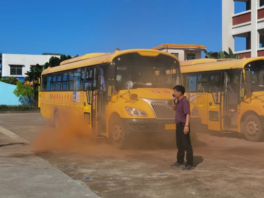 新平小學(xué)開展校車應(yīng)急疏散演練/ 新平小學(xué)開展校車應(yīng)急疏散演練
