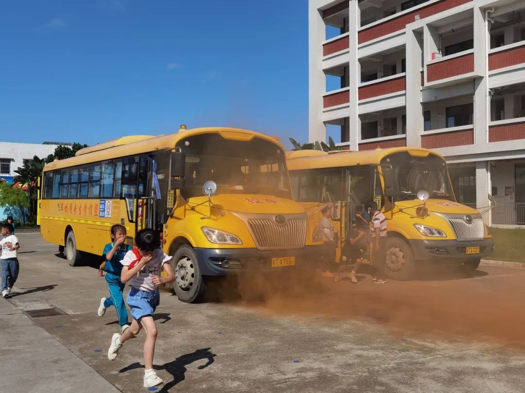 新平小學(xué)開展校車應(yīng)急疏散演練/ 新平小學(xué)開展校車應(yīng)急疏散演練