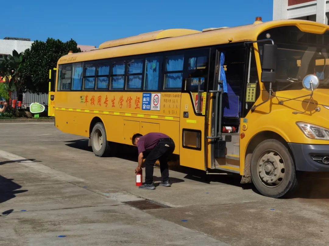 新平小學(xué)開展校車應(yīng)急疏散演練/ 新平小學(xué)開展校車應(yīng)急疏散演練