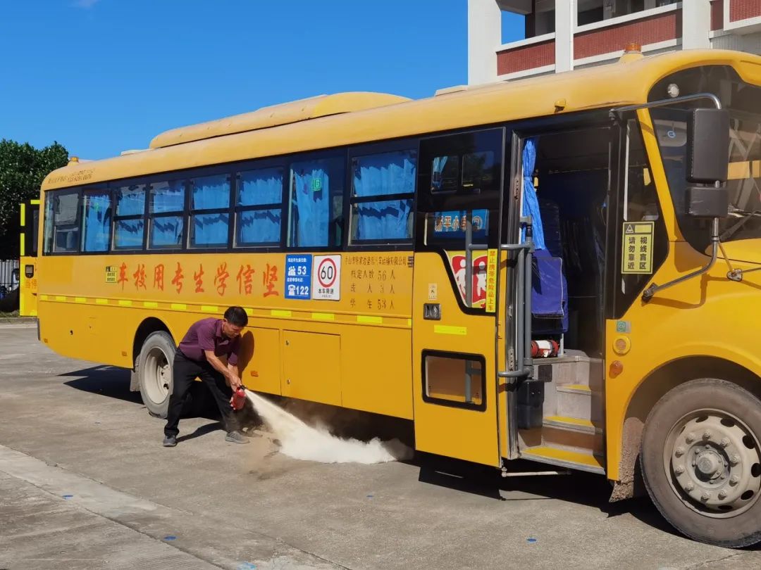 新平小學(xué)開展校車應(yīng)急疏散演練/ 新平小學(xué)開展校車應(yīng)急疏散演練