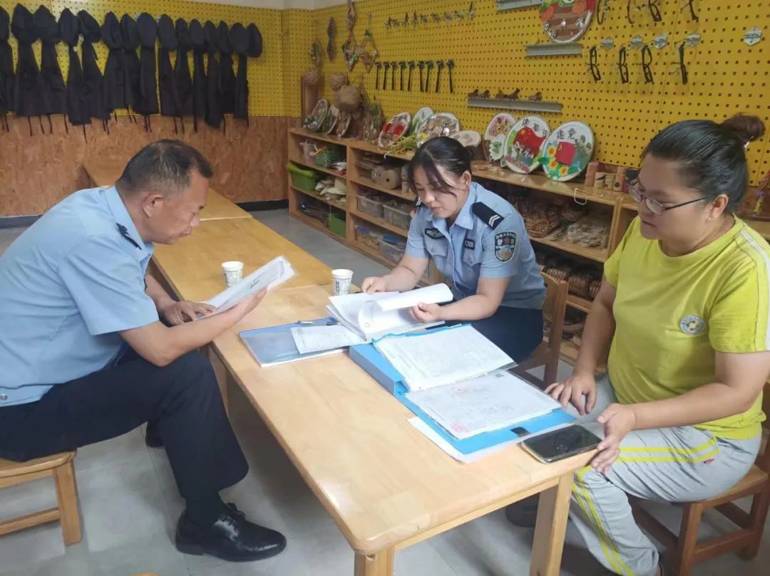 全國安全生產月丨正陽公安交警進校園開展校車安全檢查/ 圖片