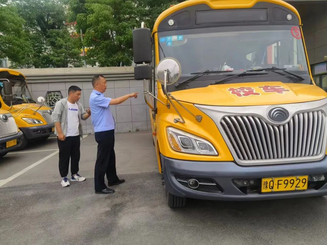 全國安全生產月丨正陽公安交警進校園開展校車安全檢查/ 圖片