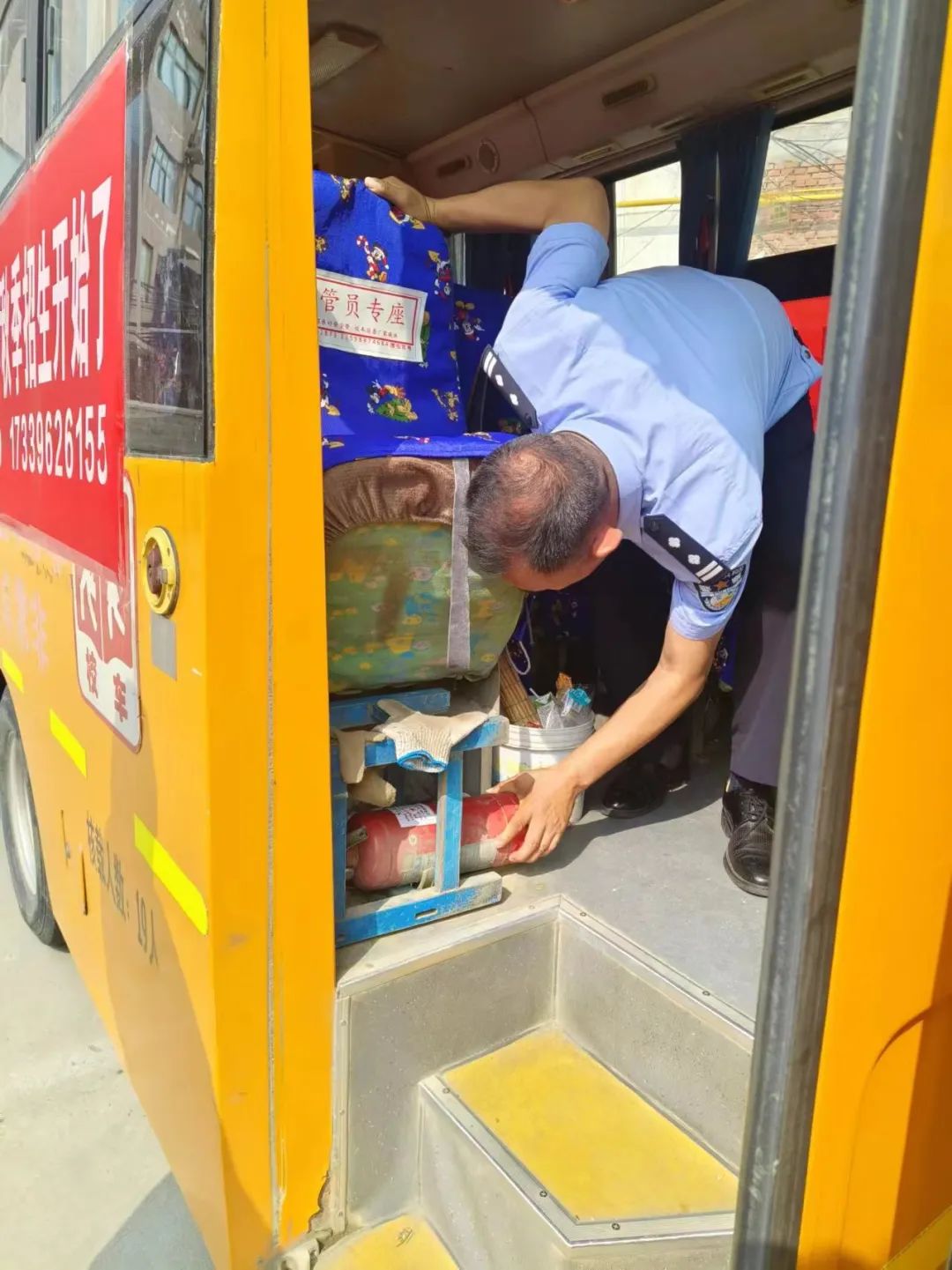 全國安全生產月丨正陽公安交警進校園開展校車安全檢查/ 圖片