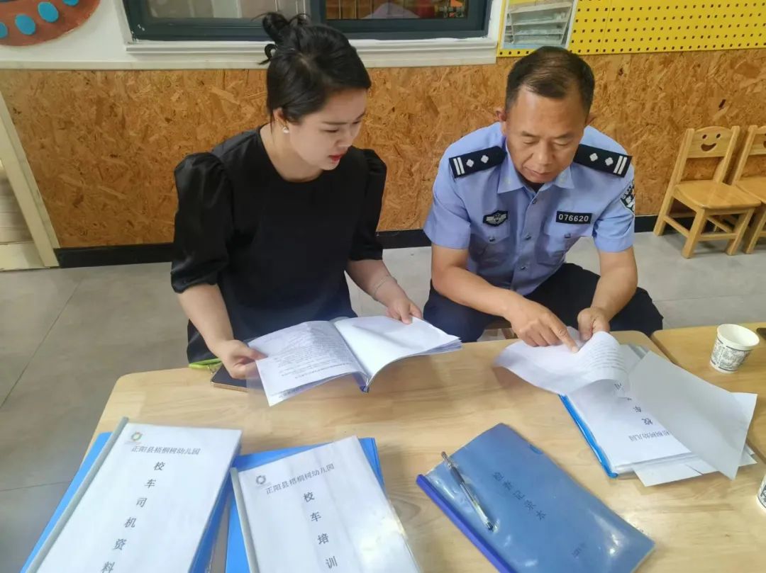 全國安全生產月丨正陽公安交警進校園開展校車安全檢查/ 圖片