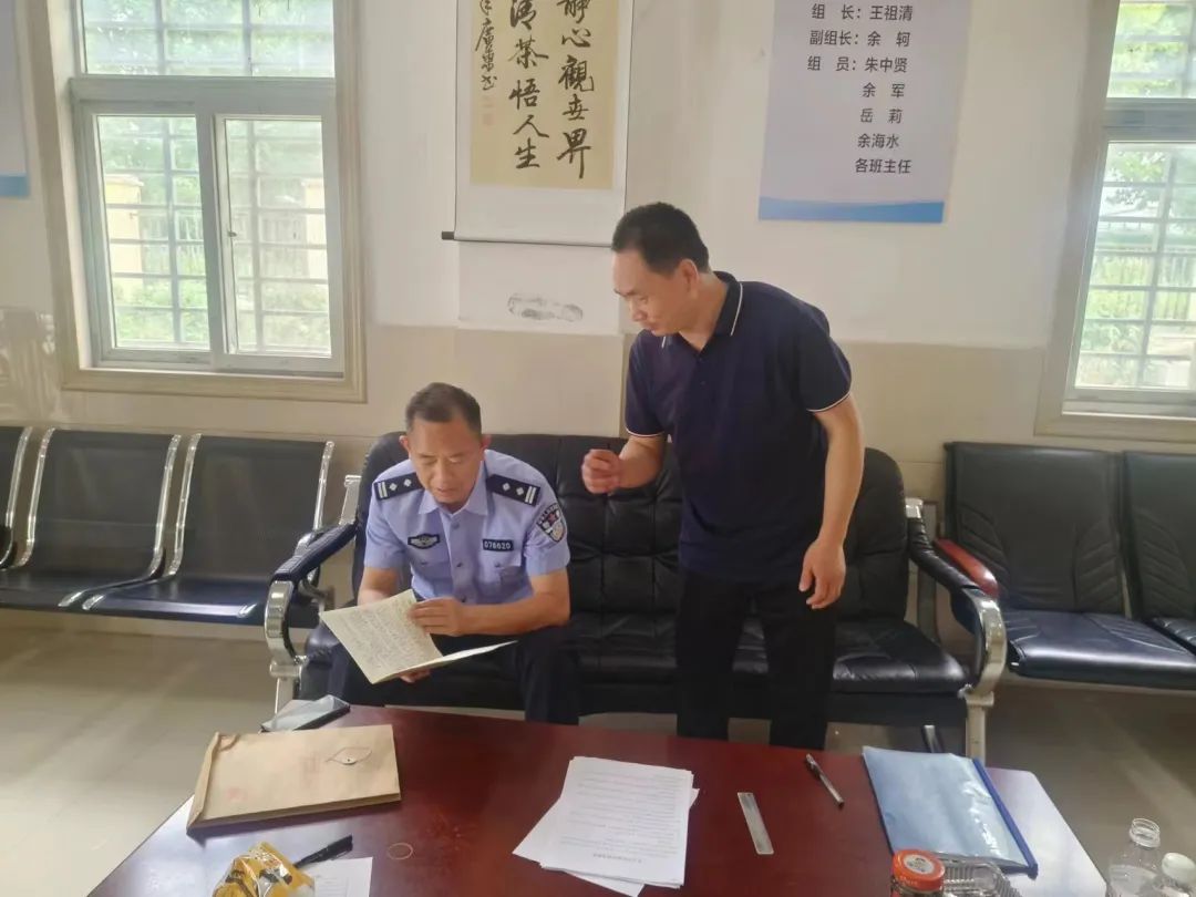 全國安全生產月丨正陽公安交警進校園開展校車安全檢查/ 全國安全生產月丨正陽公安交警進校園開展校車安全檢查