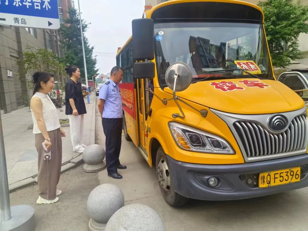 全國安全生產月丨正陽公安交警進校園開展校車安全檢查/ 全國安全生產月丨正陽公安交警進校園開展校車安全檢查