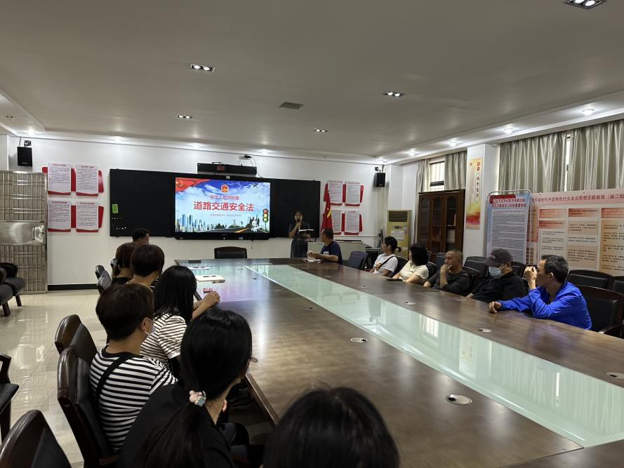 人人講安全 平安伴我行——火炬開發區第四小學乘坐校車安全教育系列活動 圖片