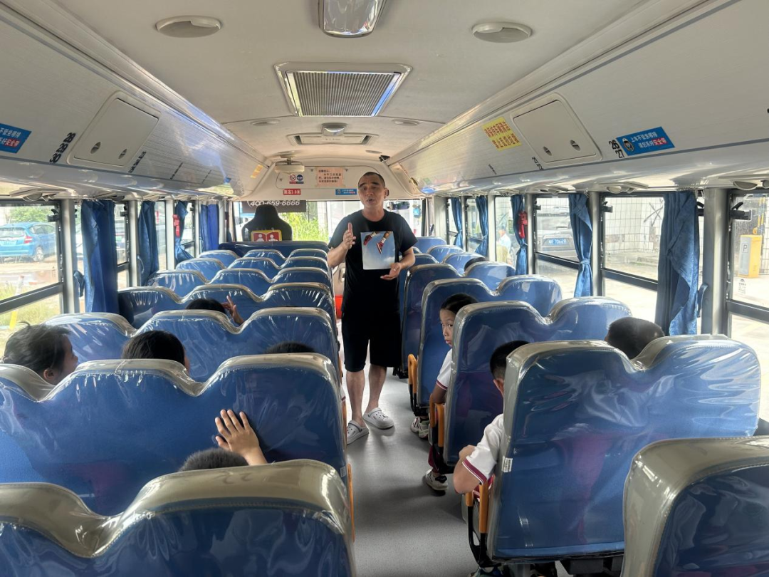 人人講安全 平安伴我行——火炬開發區第四小學乘坐校車安全教育系列活動 圖片
