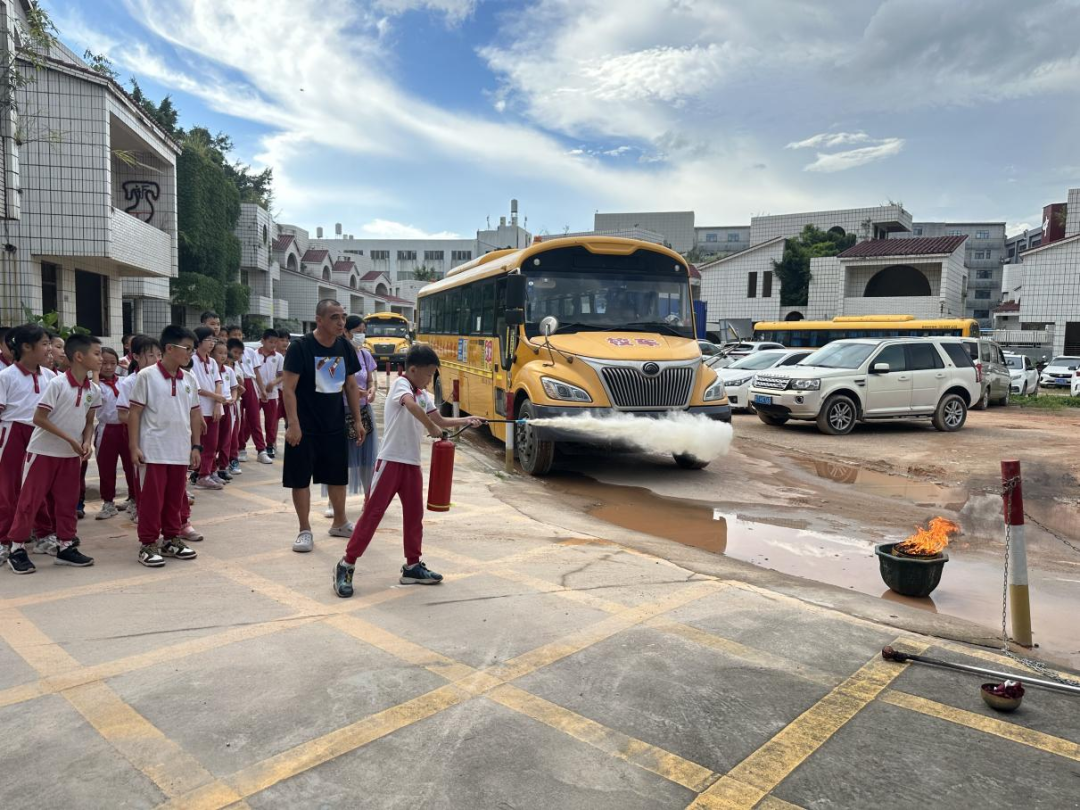 人人講安全 平安伴我行——火炬開發區第四小學乘坐校車安全教育系列活動 圖片