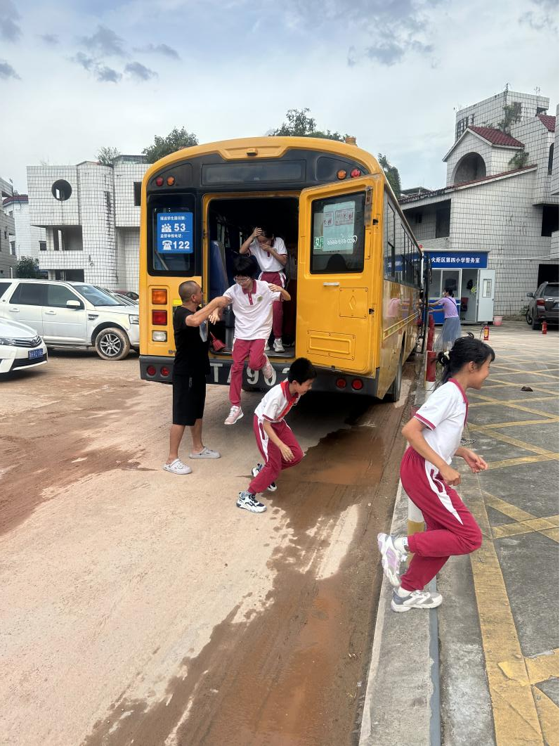 人人講安全 平安伴我行——火炬開發區第四小學乘坐校車安全教育系列活動 圖片