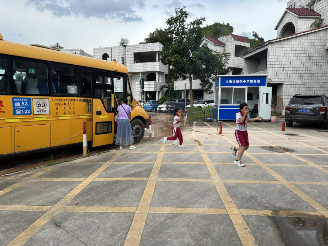 人人講安全 平安伴我行——火炬開發區第四小學乘坐校車安全教育系列活動 圖片