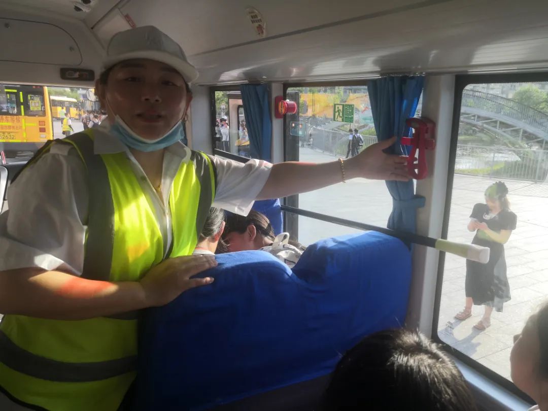 辦人民滿意教育|安全乘校車，平安伴我行——威海市愛山實驗學校開展校車應急演練