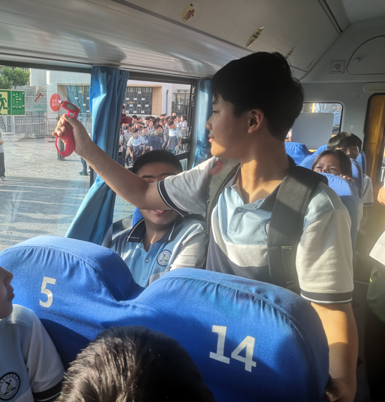 辦人民滿意教育|安全乘校車，平安伴我行——威海市愛山實驗學校開展校車應急演練