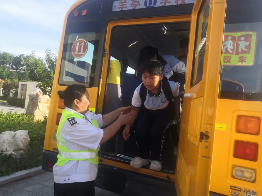 辦人民滿意教育|安全乘校車，平安伴我行——威海市愛山實驗學校開展校車應急演練