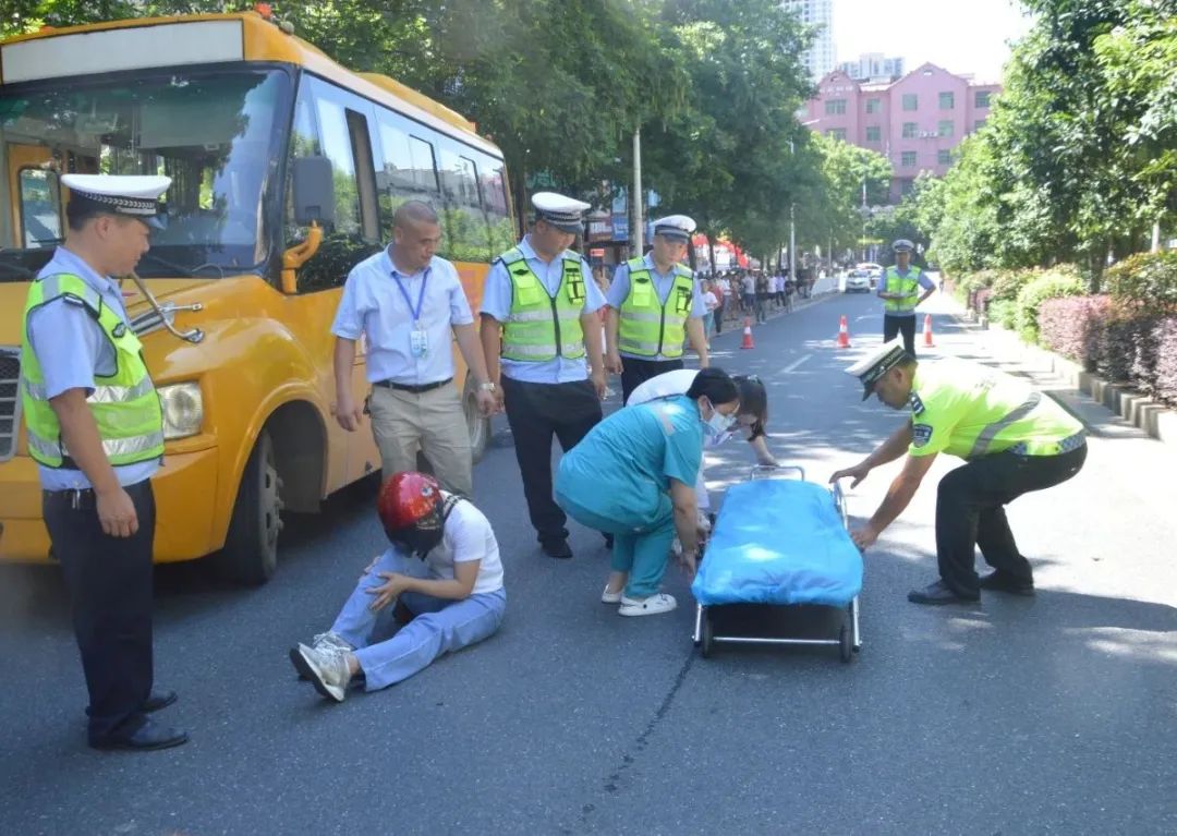 桂陽公安交警聯合多部門開展夏季校車應急演練/ 圖片