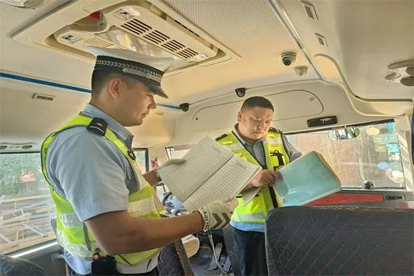 阿勒泰市公安:擰緊校車“安全閥” 筑牢學(xué)生平安路 圖片