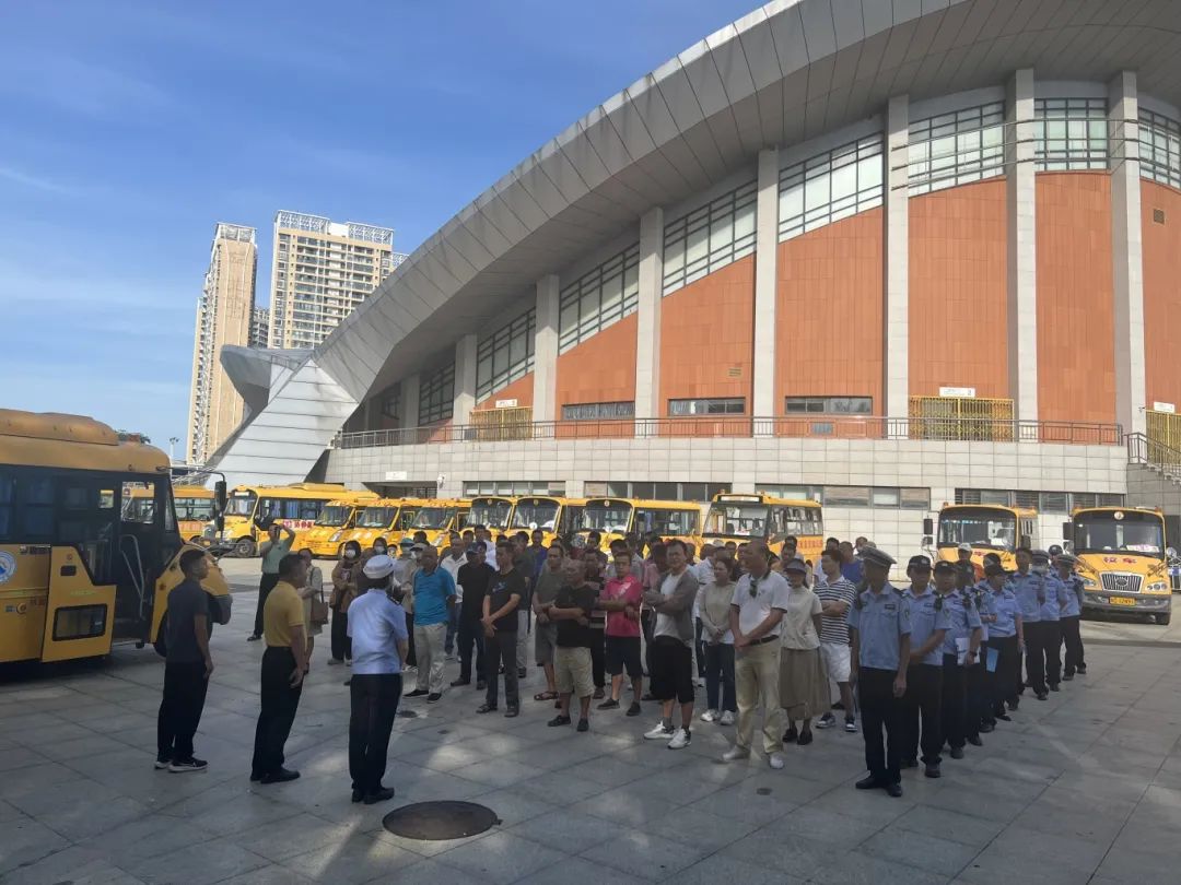 【護苗行動】陵水交警開展校車安全“大體檢”,筑牢學生“平安路” 圖片