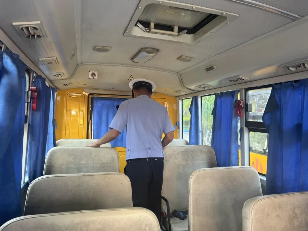 【護苗行動】陵水交警開展校車安全“大體檢”,筑牢學生“平安路” 圖片