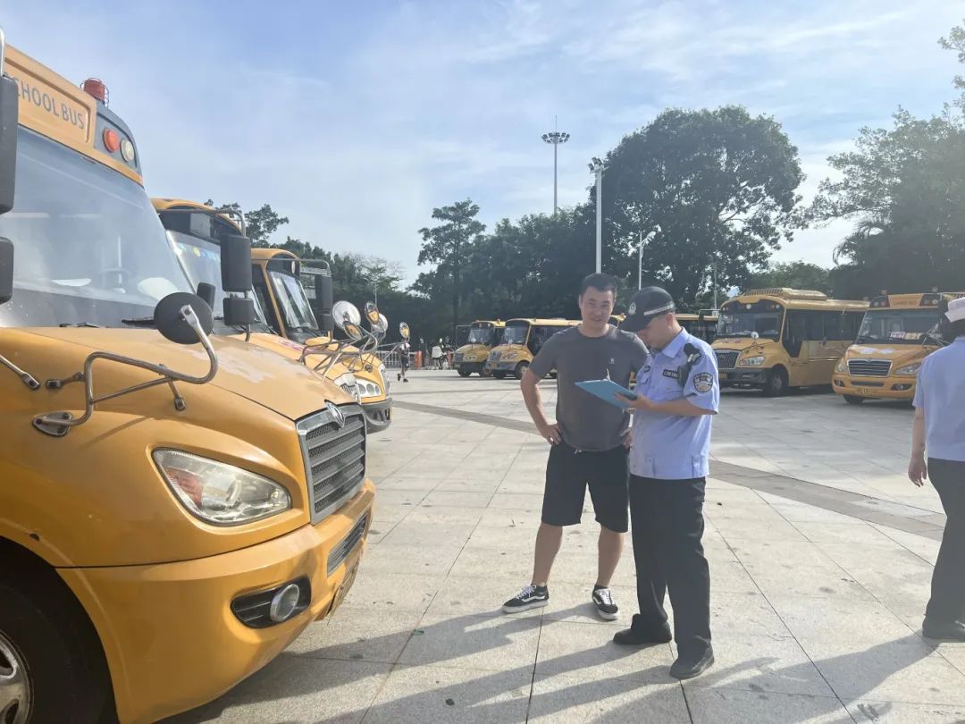 【護苗行動】陵水交警開展校車安全“大體檢”,筑牢學生“平安路” 圖片