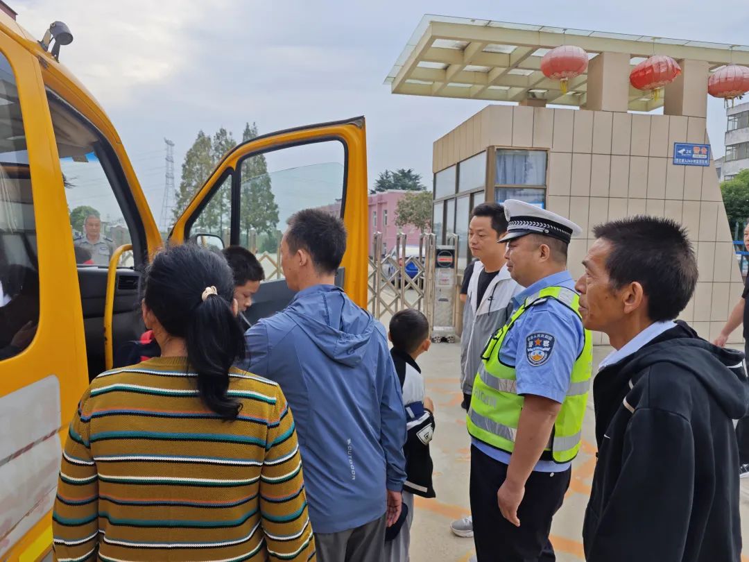 縣教育局校車辦一行到實驗小學太平校區開展校車檢查工作/ 圖片