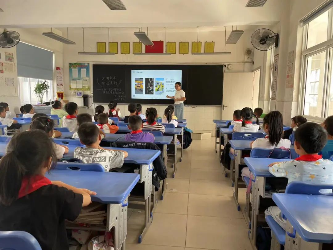 平安乘車 安全“童”行——白廟小學(xué)開展校車安全教育系列活動