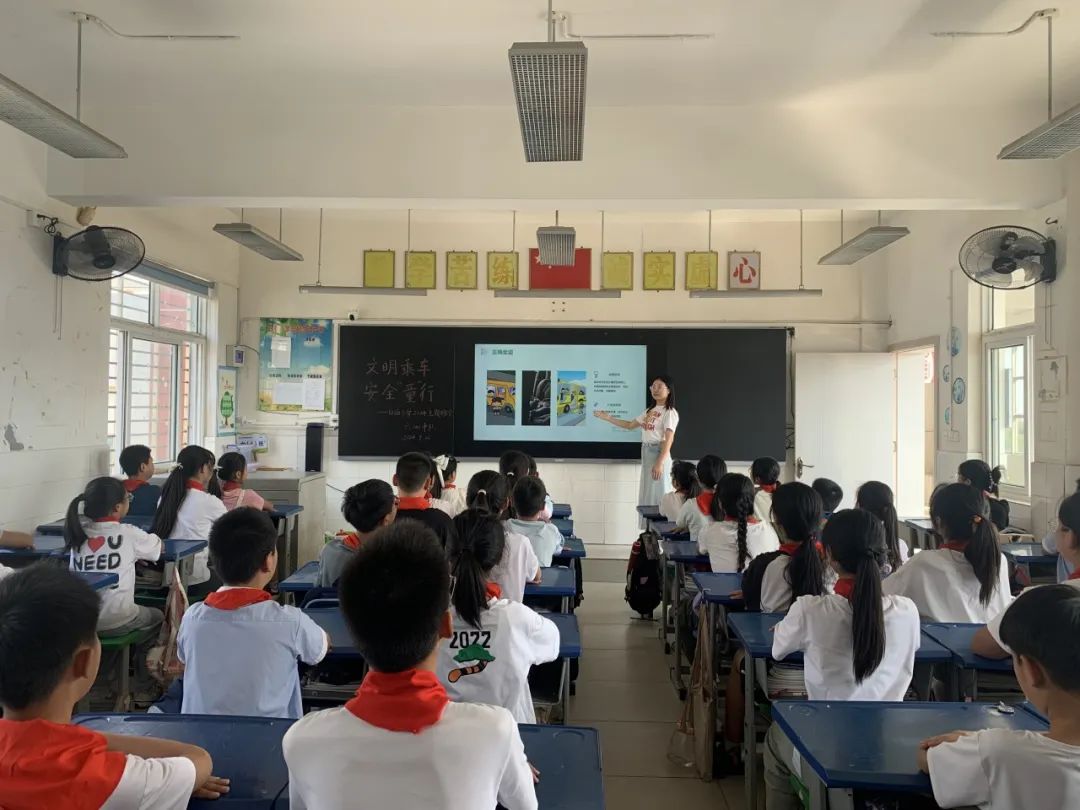 平安乘車 安全“童”行——白廟小學(xué)開展校車安全教育系列活動