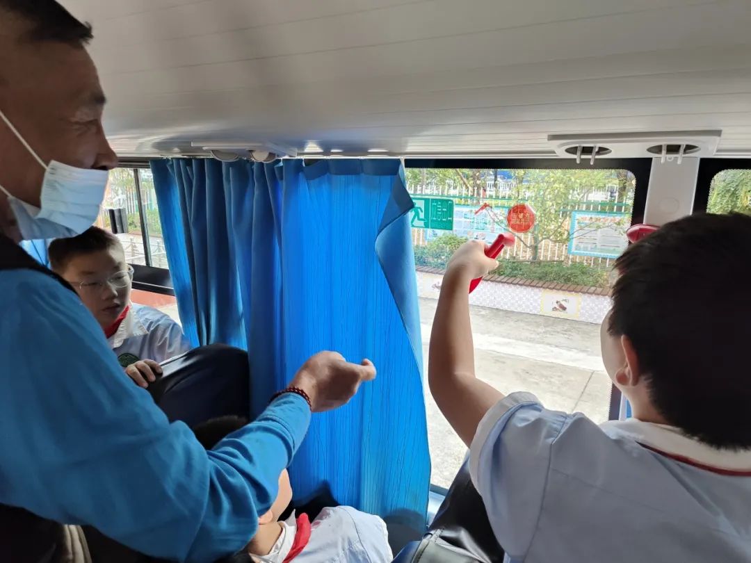 平安乘車 安全“童”行——白廟小學(xué)開展校車安全教育系列活動