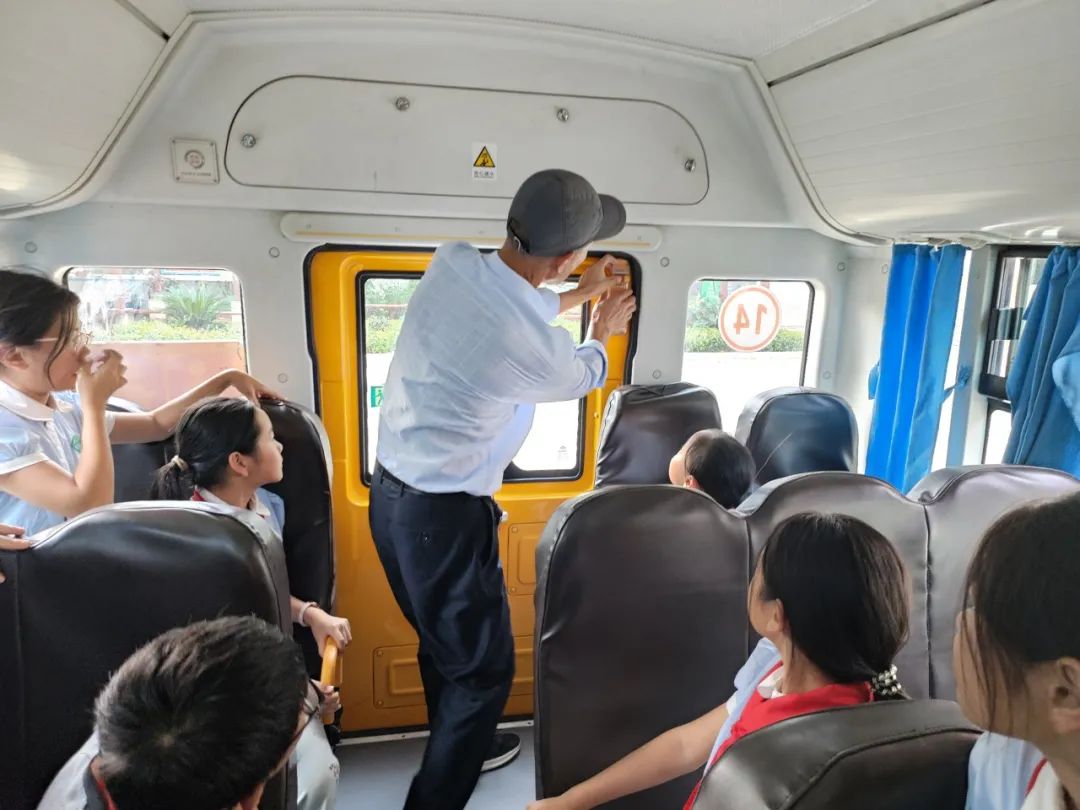 平安乘車 安全“童”行——白廟小學(xué)開展校車安全教育系列活動