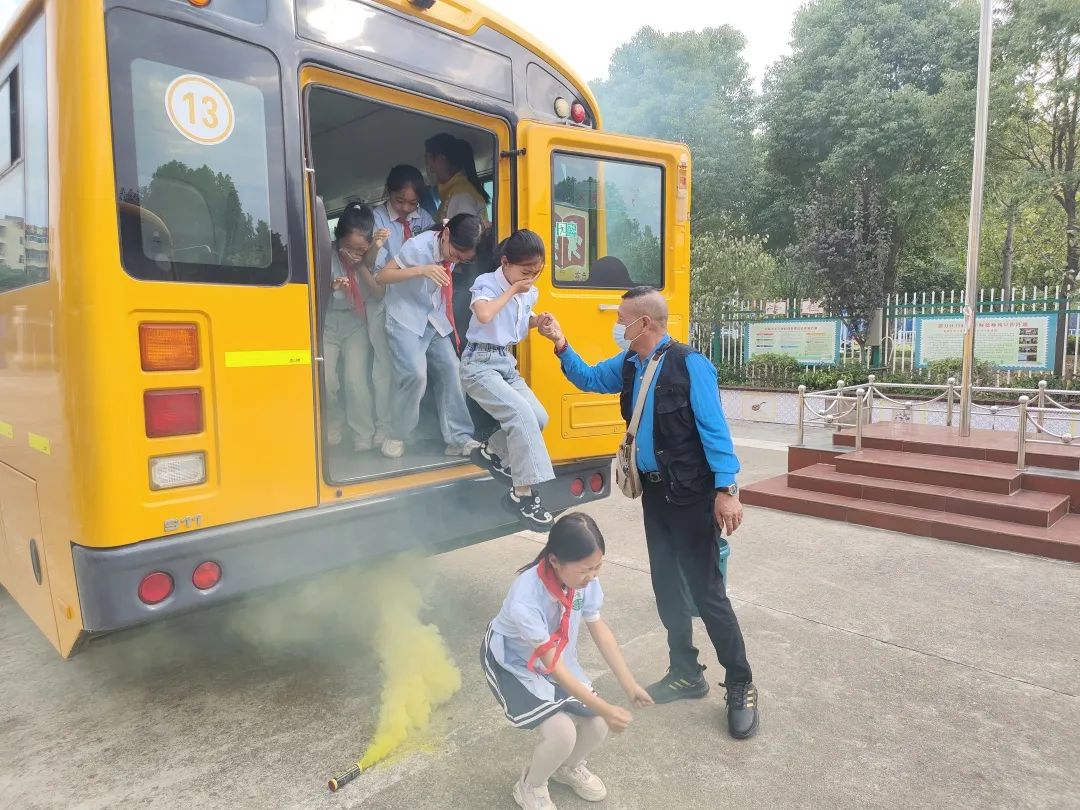 平安乘車 安全“童”行——白廟小學(xué)開展校車安全教育系列活動
