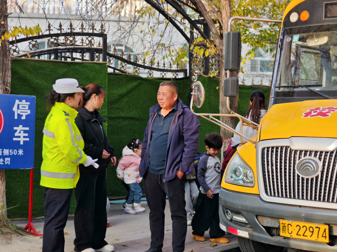 【文明交通 攜手共創】八師石河子交警開展校車安全大檢查 筑牢學生出行安全防線! 圖片