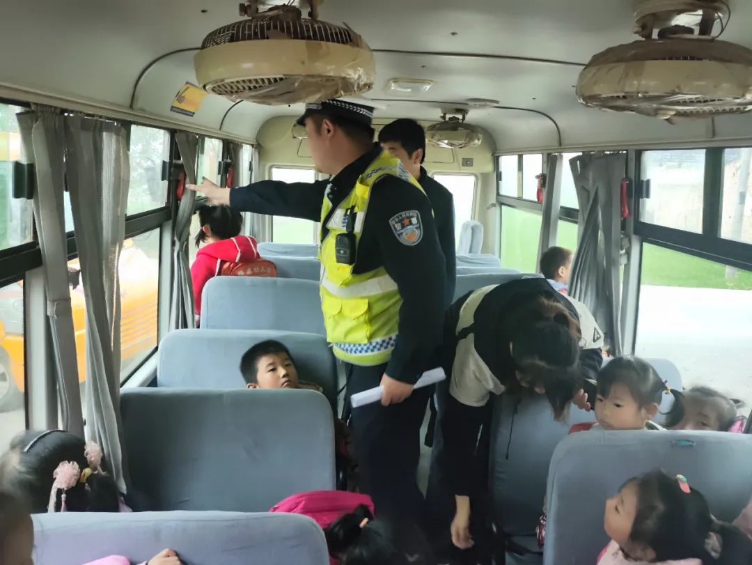 扶風交警開展校車安全“大會診” 圖片