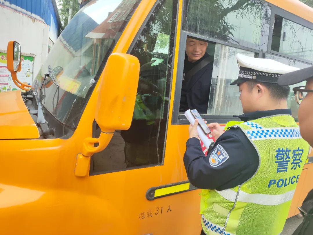 扶風交警開展校車安全“大會診” 圖片