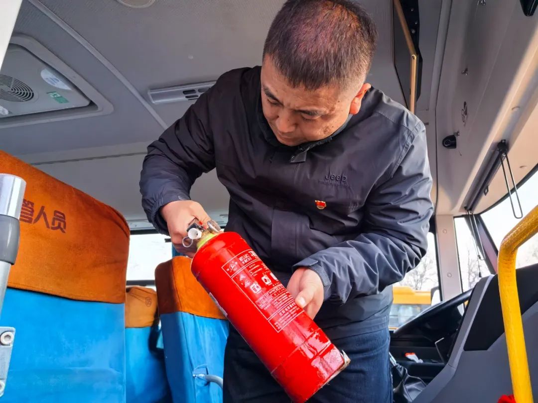 入冬之際 守護校車安全— 財落學校全面開展校車車況安全排查 入冬之際 守護校車安全— 財落學校全面開展校車車況安全排查