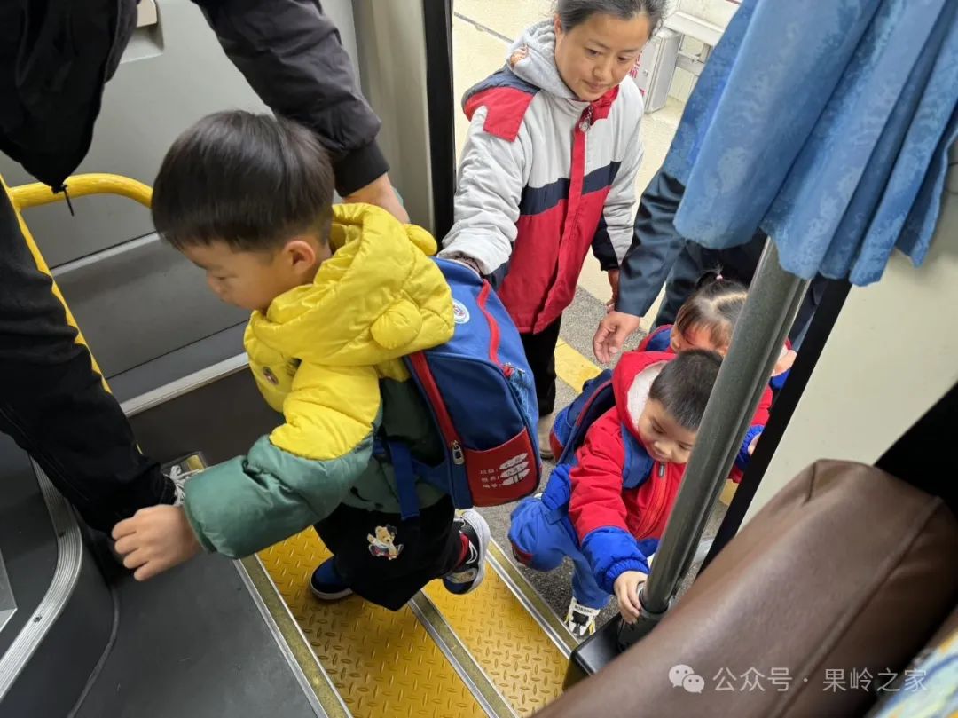 “ 校車安全始于心,防患未然始于行 ” 果嶺幼兒園校車安全演練 圖片