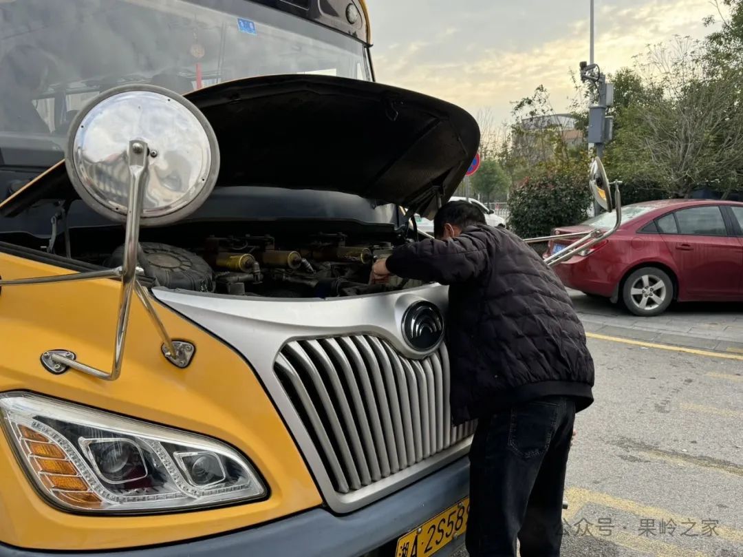 “ 校車安全始于心,防患未然始于行 ” 果嶺幼兒園校車安全演練 圖片