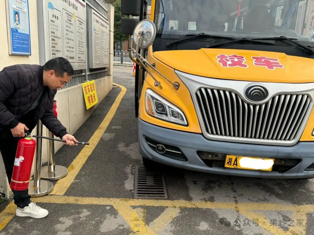“ 校車安全始于心,防患未然始于行 ” 果嶺幼兒園校車安全演練 圖片