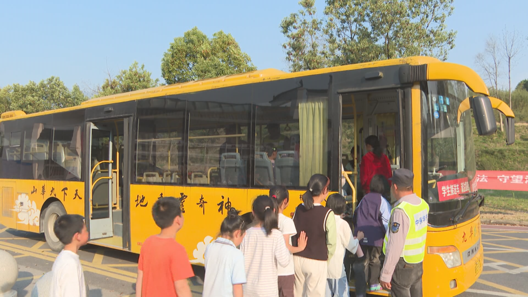 九華山舉行校車火警應急逃生演練/ 九華山舉行校車火警應急逃生演練