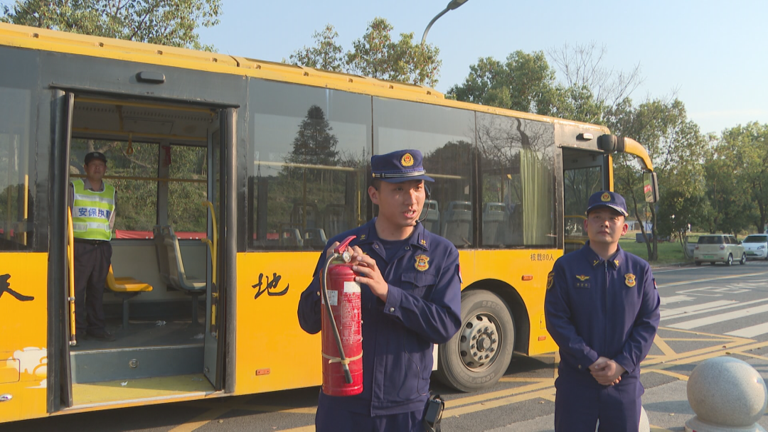 九華山舉行校車火警應急逃生演練/ 九華山舉行校車火警應急逃生演練
