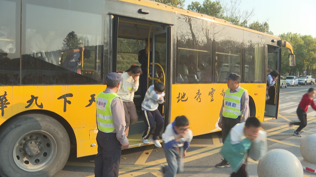 九華山舉行校車火警應急逃生演練/ 九華山舉行校車火警應急逃生演練
