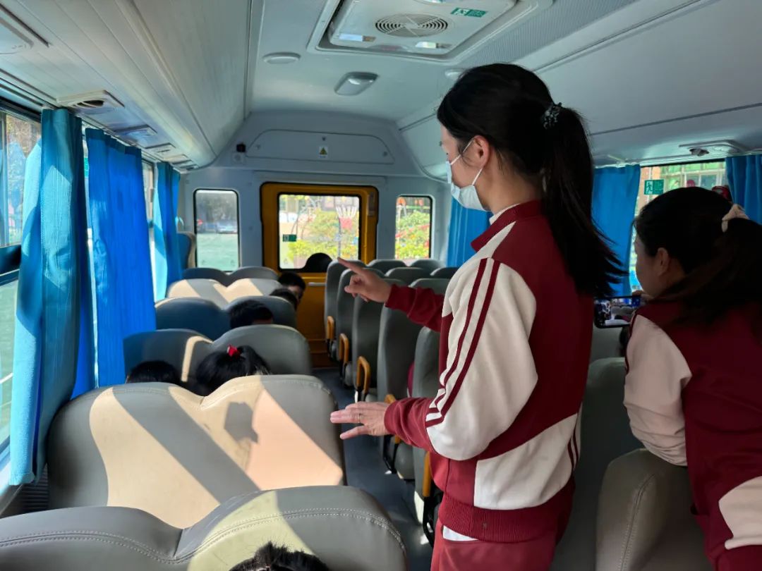 【安全演練】秋長益華幼兒園“平安乘車,安全‘童’行”校車安全演練活動 圖片