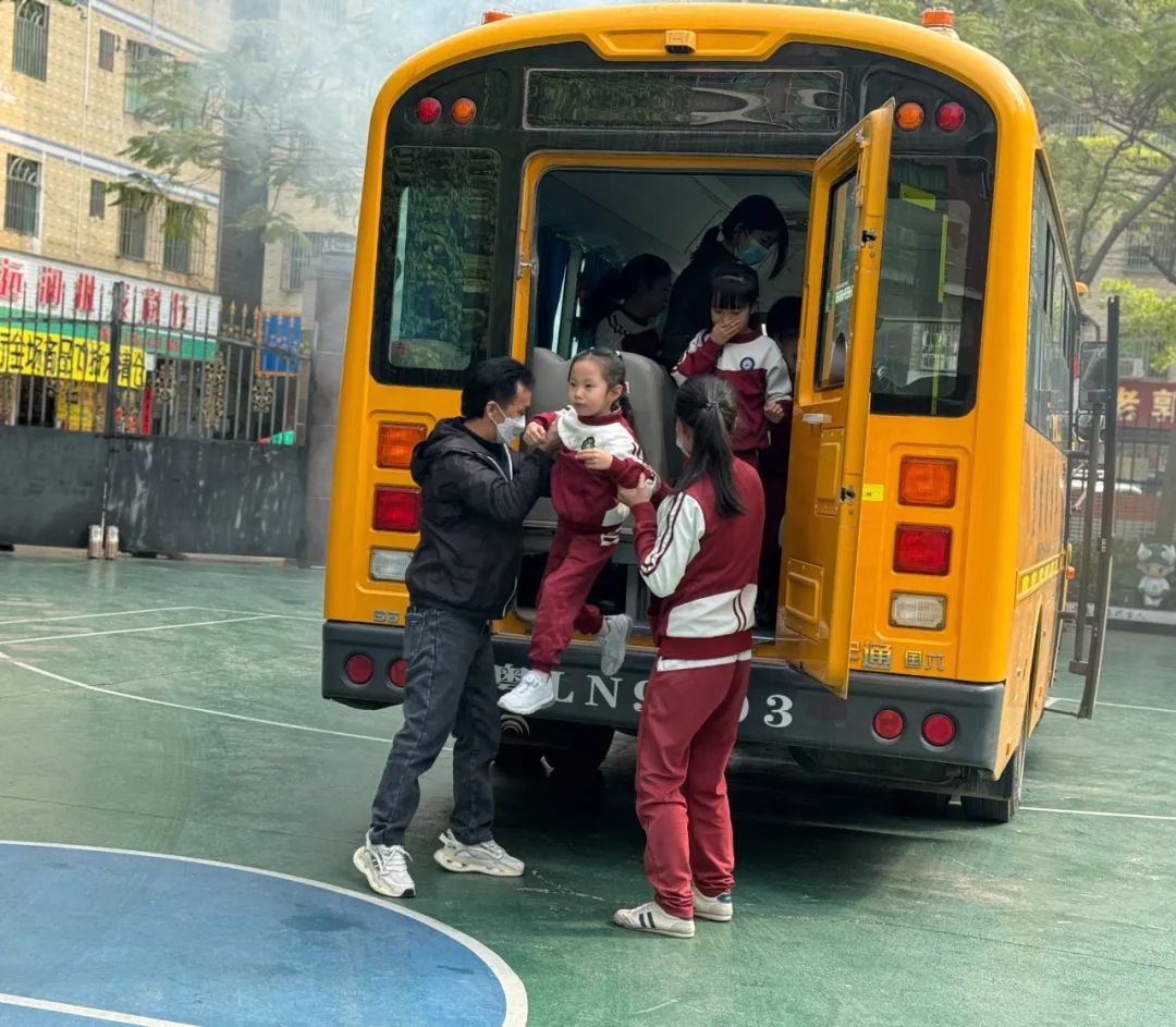 【安全演練】秋長益華幼兒園“平安乘車,安全‘童’行”校車安全演練活動 【安全演練】秋長益華幼兒園“平安乘車,安全‘童’行”校車安全演練活動