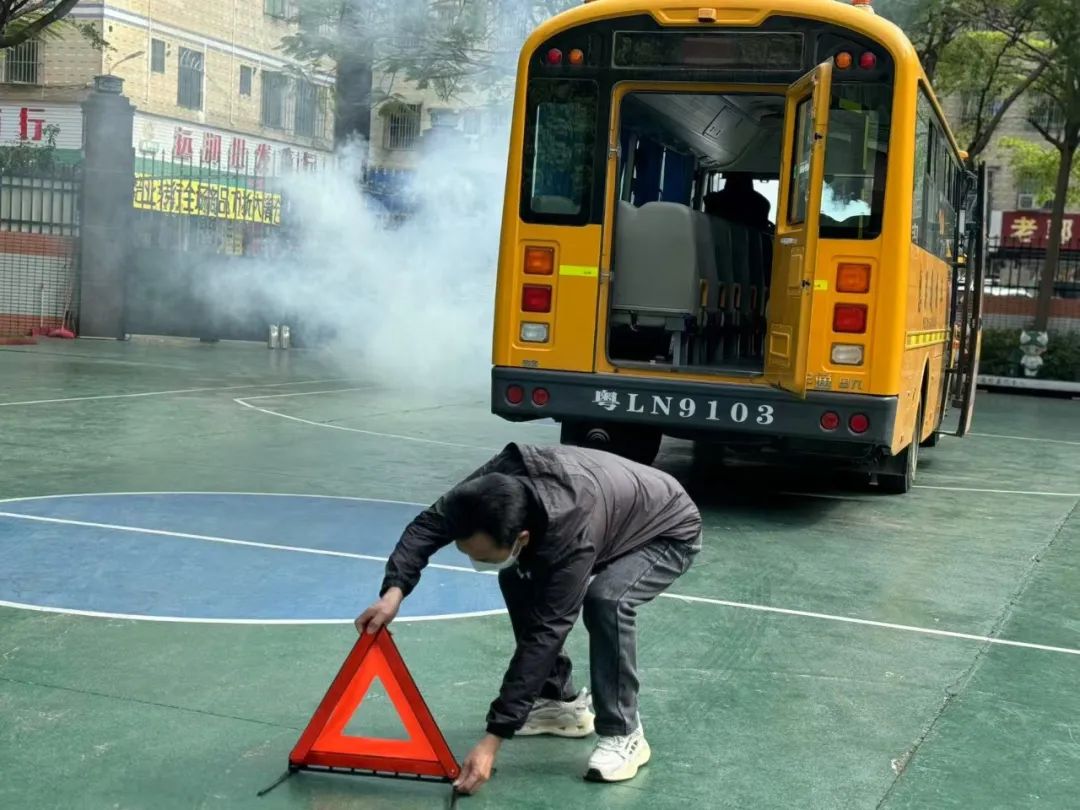 【安全演練】秋長益華幼兒園“平安乘車,安全‘童’行”校車安全演練活動 【安全演練】秋長益華幼兒園“平安乘車,安全‘童’行”校車安全演練活動