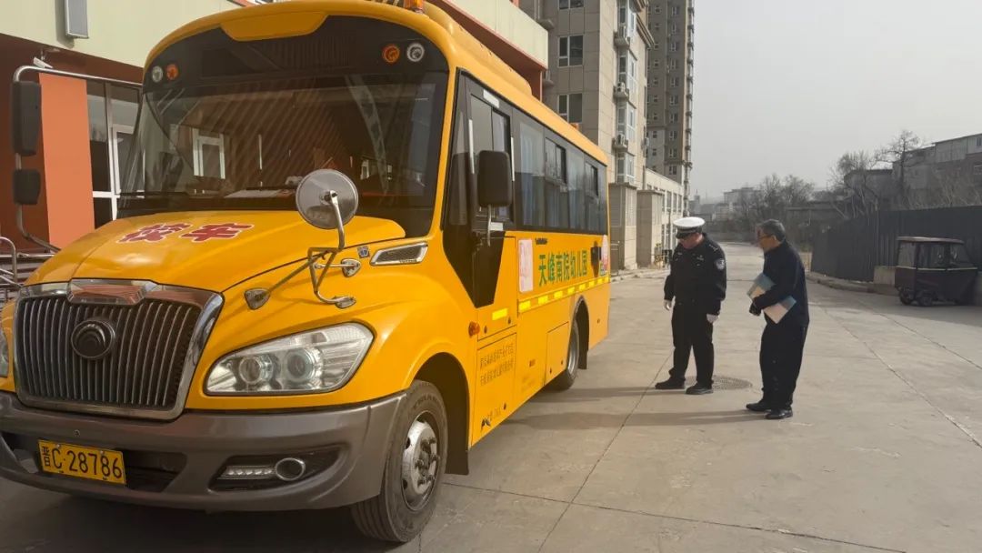 交警四大隊聯(lián)合高新區(qū)教育處深入轄區(qū)幼兒園開展校車安全專項檢查行動/ 圖片