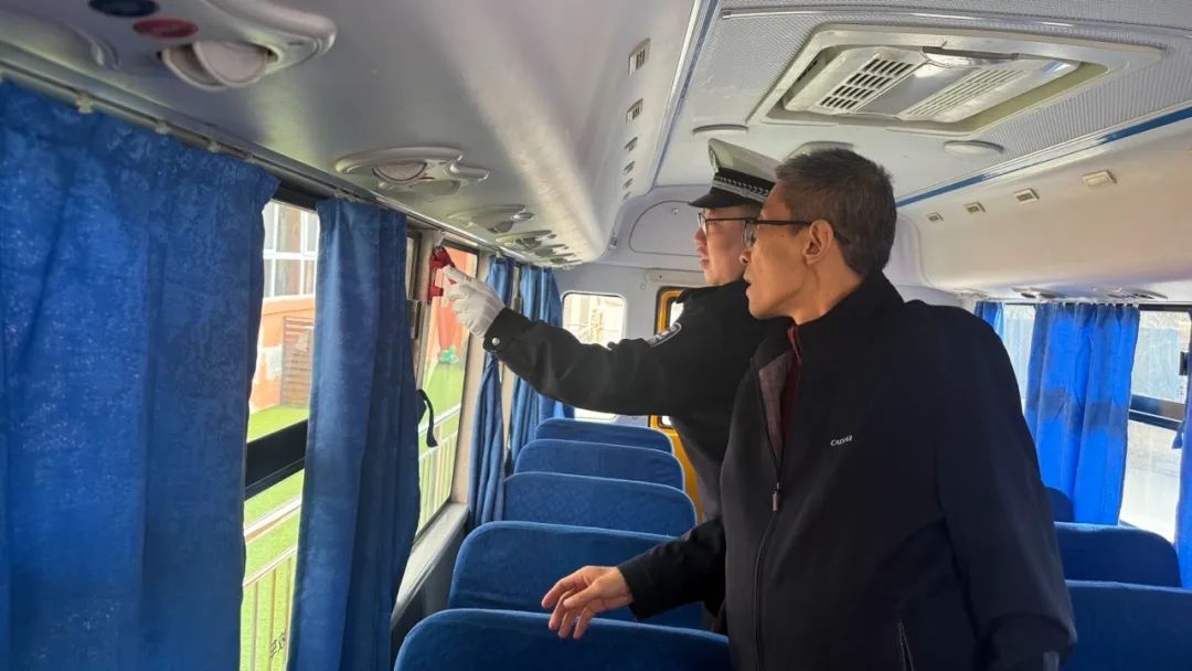 交警四大隊聯(lián)合高新區(qū)教育處深入轄區(qū)幼兒園開展校車安全專項檢查行動/ 圖片