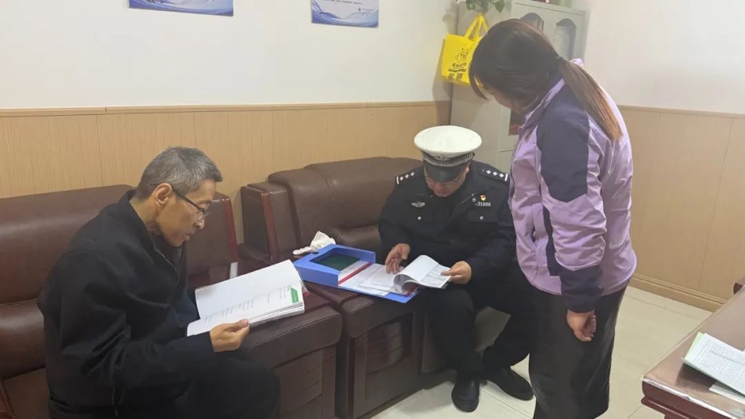 交警四大隊聯(lián)合高新區(qū)教育處深入轄區(qū)幼兒園開展校車安全專項檢查行動/ 圖片