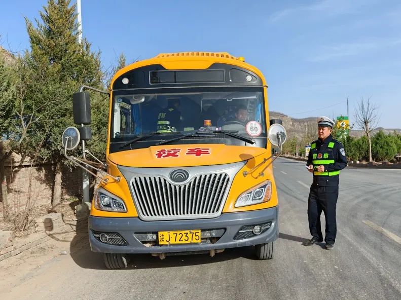 春季攻防宣 | 開展校車安全“大檢查” 為學(xué)生出行擰緊“安全閥” 圖片