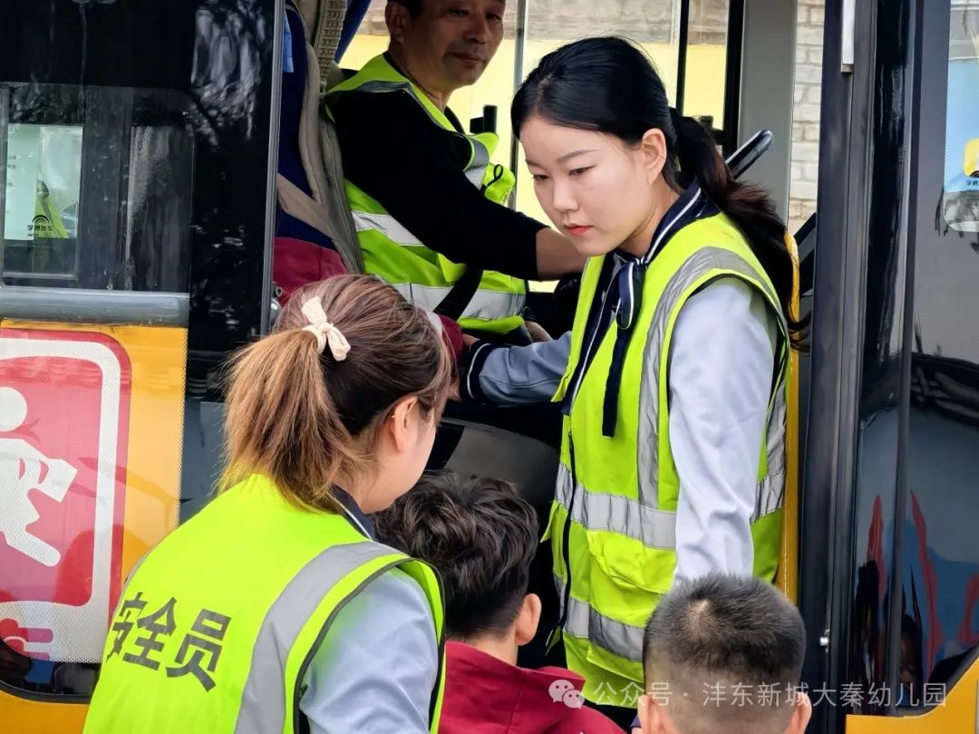 【大秦幼兒園】強化校車應急意識 筑牢校車安全防線——校車應急疏散演練活動 圖片