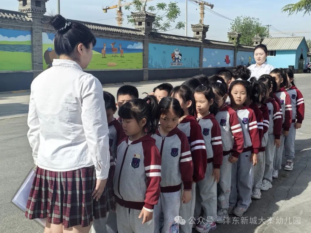 【大秦幼兒園】強化校車應急意識 筑牢校車安全防線——校車應急疏散演練活動 【大秦幼兒園】強化校車應急意識 筑牢校車安全防線——校車應急疏散演練活動