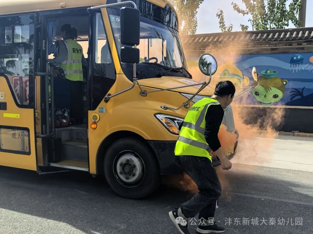 【大秦幼兒園】強化校車應急意識 筑牢校車安全防線——校車應急疏散演練活動 圖片